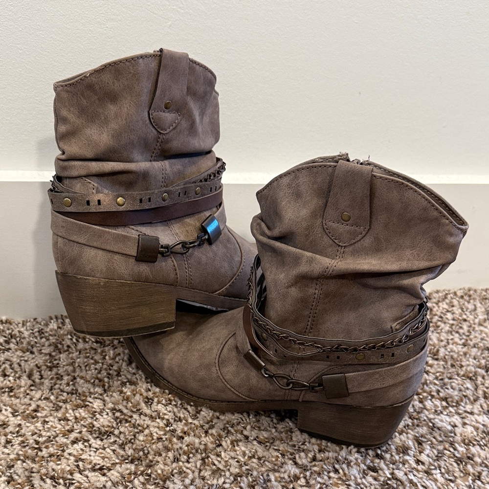 Women's Slouchy Ankle Booties Taupe size 8.5